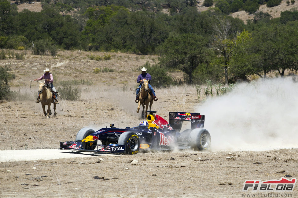 Los 'cowboys' persiguen al RB5 de Coulthard