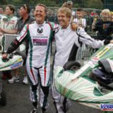 Michael Schumacher y Sebastian Vettel felices en su reto a los karts en Bélgica 2011