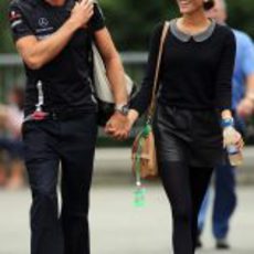 Jenson Button se pasea con Jessica Michibata por el 'paddock' de Spa