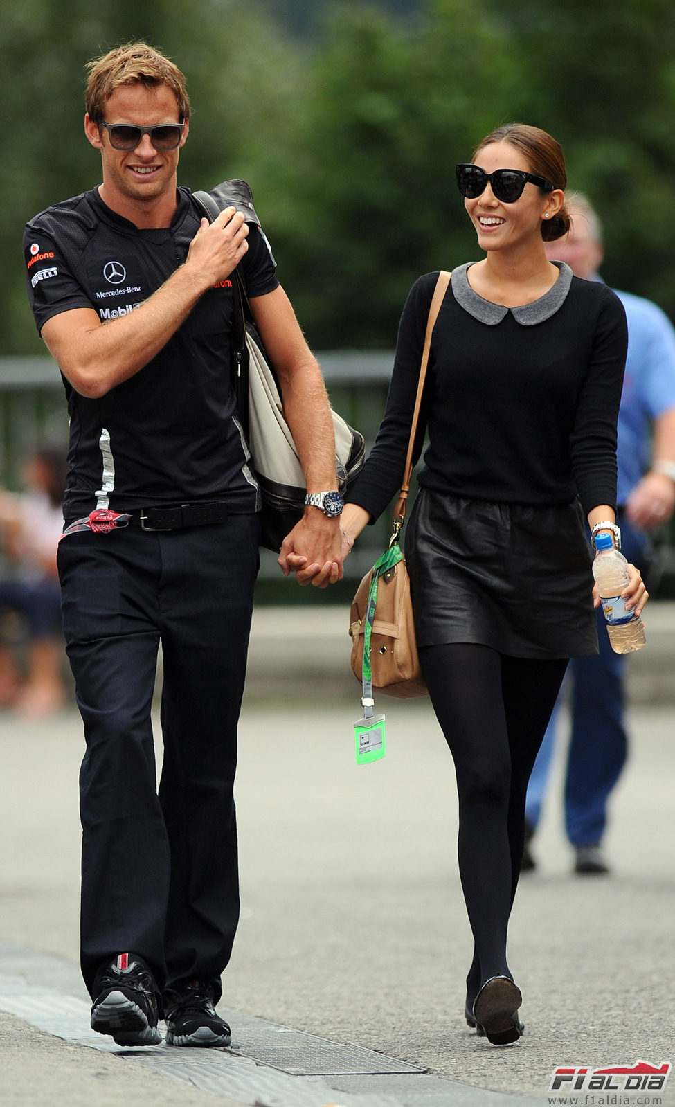 Jenson Button se pasea con Jessica Michibata por el 'paddock' de Spa