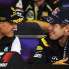 Michael Schumacher y Sebastian Vettel hablan en la rueda de prensa oficial de la FIA