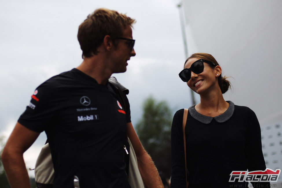 Button y Michibata en el 'paddock' del GP de Bélgica 2011