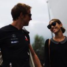 Button y Michibata en el 'paddock' del GP de Bélgica 2011