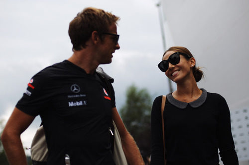 Button y Michibata en el 'paddock' del GP de Bélgica 2011