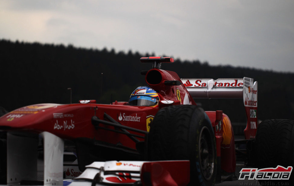 Impresionante imagen de Fernando Alonso en Bélgica 2011