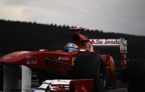 Impresionante imagen de Fernando Alonso en Bélgica 2011