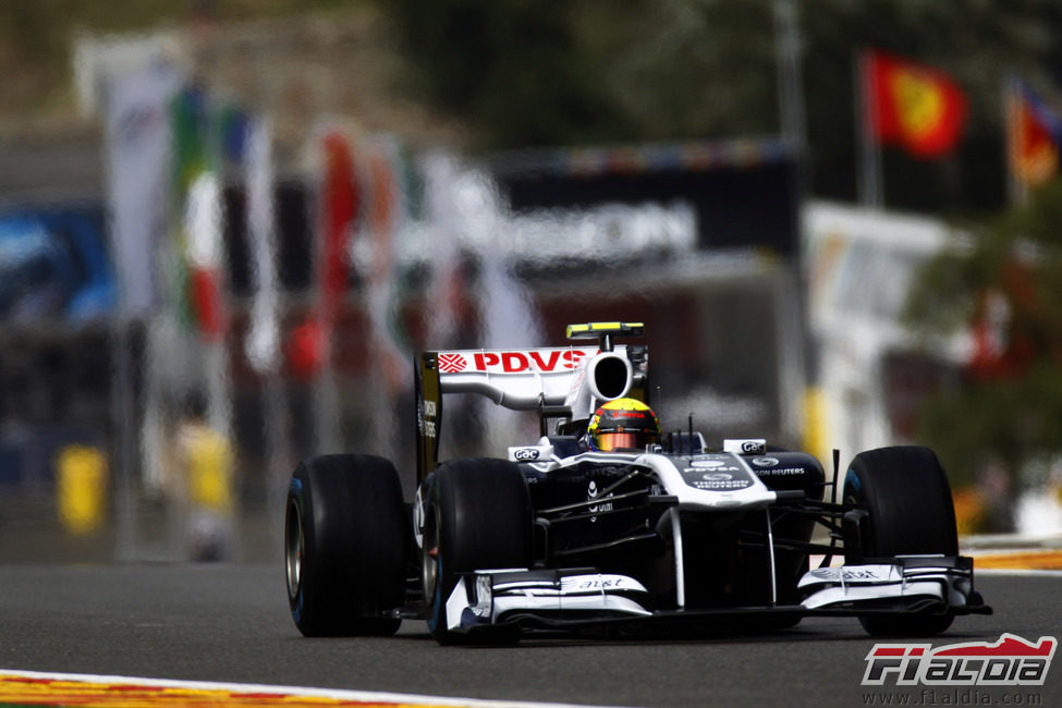 Maldonado en la sesión de clasificación del GP de Bélgica 2011