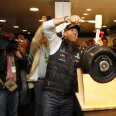 Schumacher abre un barril de cerveza en su fiesta de 20 años desde su debut en la F1