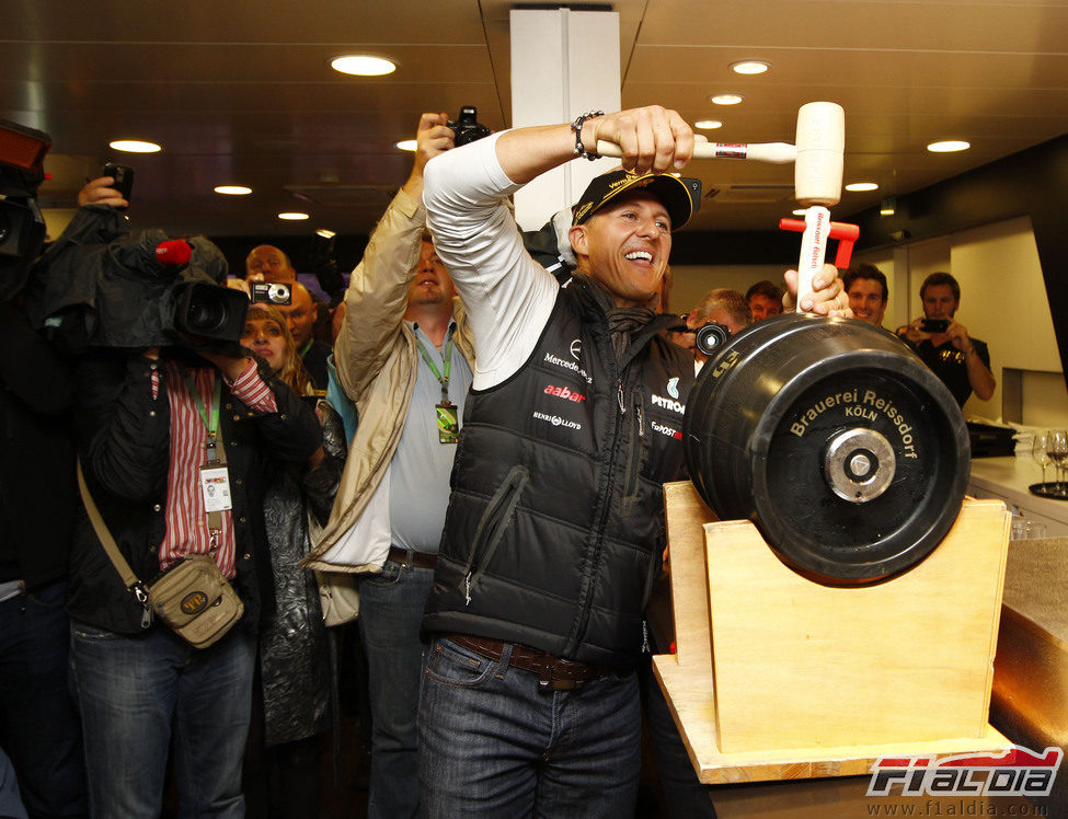 Schumacher abre un barril de cerveza en su fiesta de 20 años desde su debut en la F1