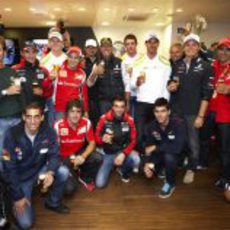 Todos los pilotos y sus cervezas en la fiesta de Schumacher en Spa 2011