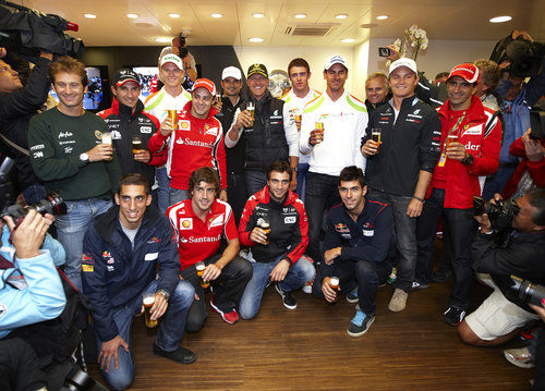 Todos los pilotos y sus cervezas en la fiesta de Schumacher en Spa 2011