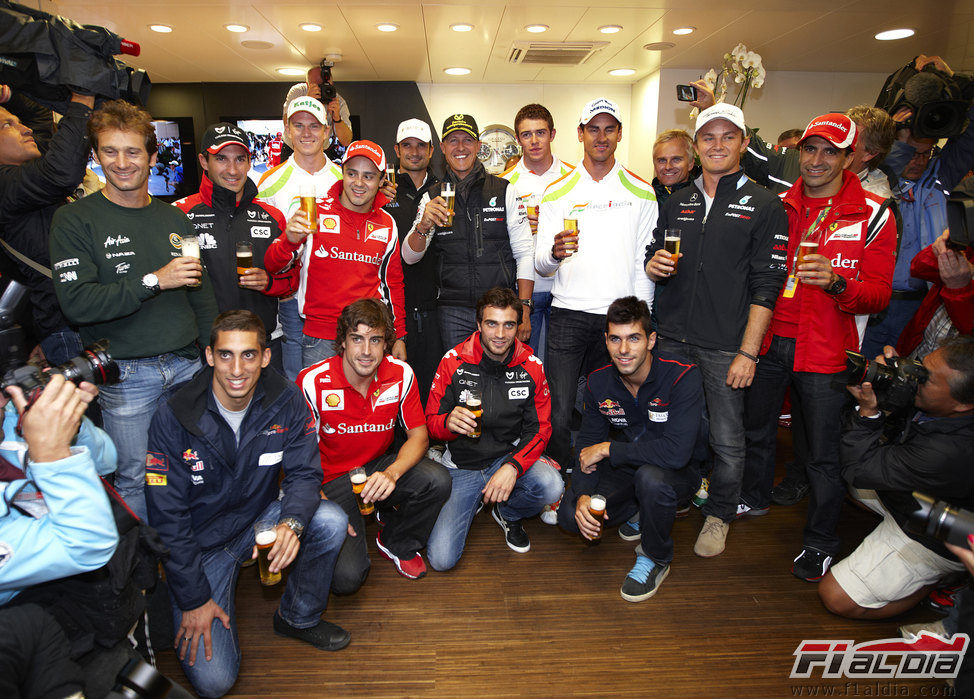 Todos los pilotos y sus cervezas en la fiesta de Schumacher en Spa 2011