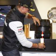 Schumacher sirve una cerveza a sus compañeros