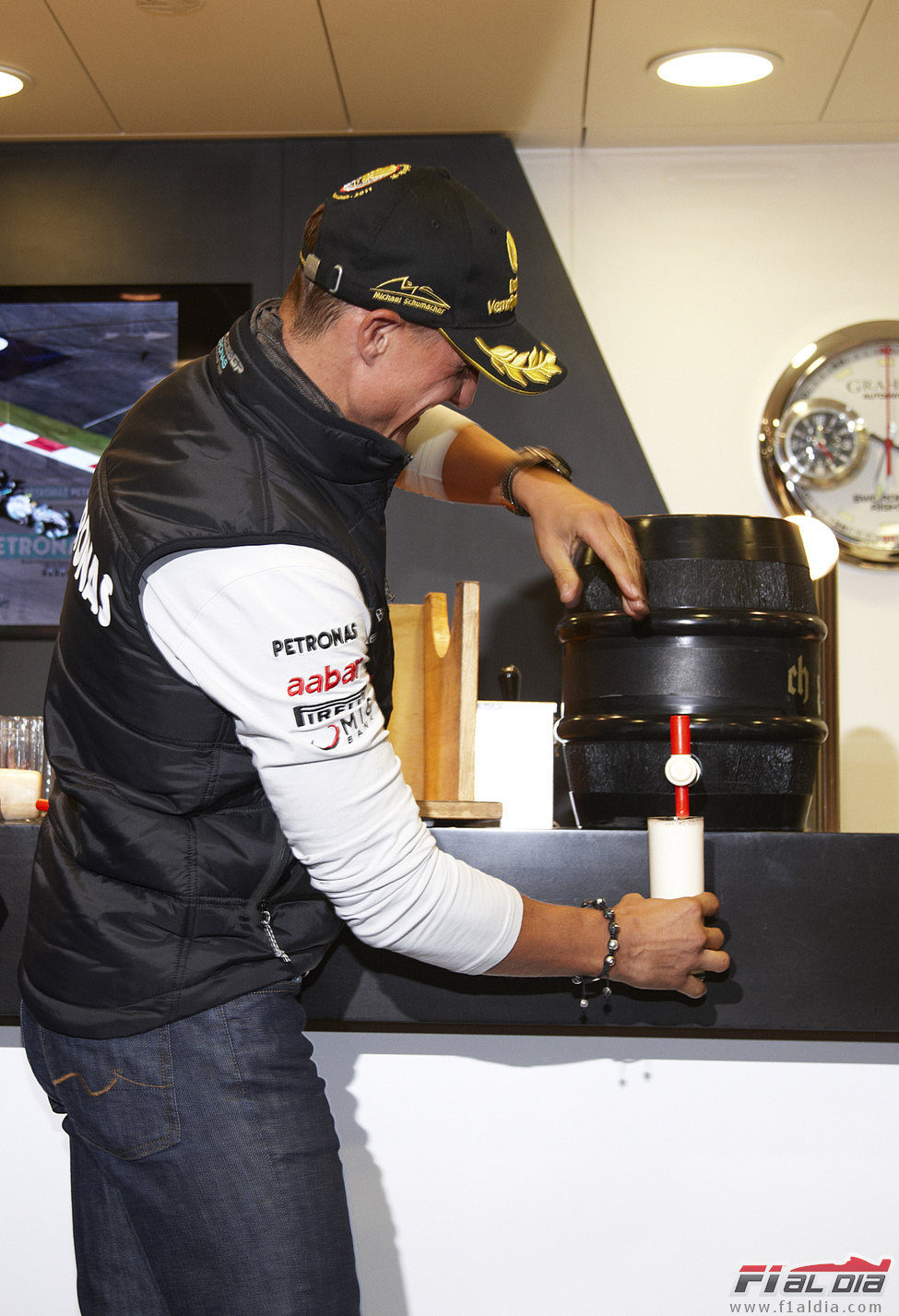 Schumacher sirve una cerveza a sus compañeros