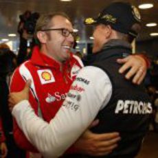 Stefano Domenicali abraza a Michael Schumacher en su fiesta de Bélgica 2011