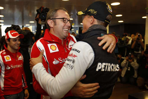Stefano Domenicali abraza a Michael Schumacher en su fiesta de Bélgica 2011
