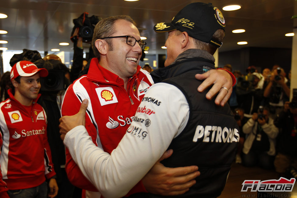 Stefano Domenicali abraza a Michael Schumacher en su fiesta de Bélgica 2011