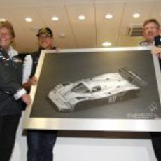 Mercedes GP regaló un cuadro muy especial a Schumacher