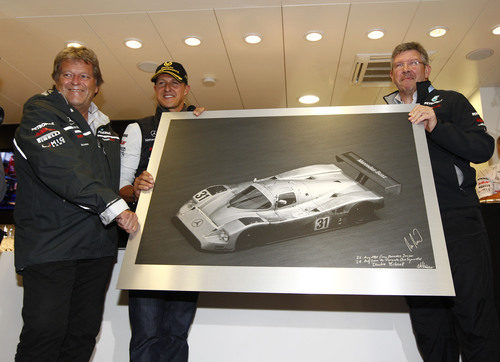 Mercedes GP regaló un cuadro muy especial a Schumacher