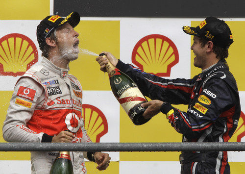 Vettel riega a Button en el podio de Bélgica 2011