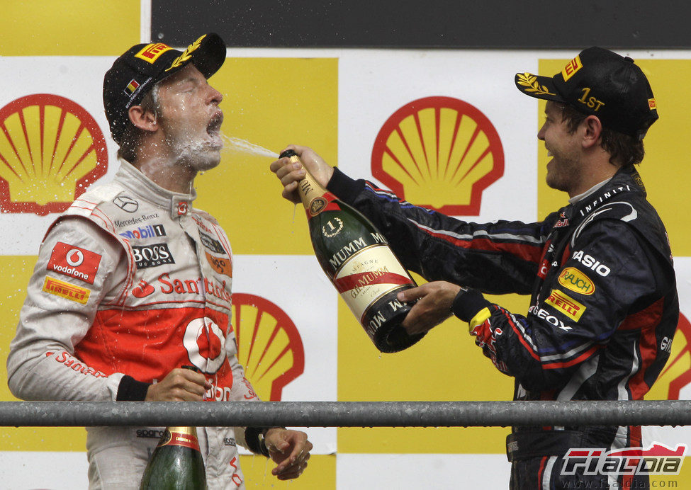 Vettel riega a Button en el podio de Bélgica 2011