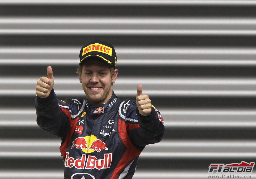 Pulgares arriba de Sebastian Vettel en el GP de Bélgica 2011