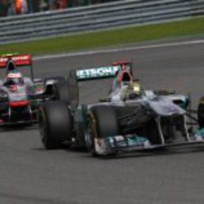 Jenson Button persigue a Michael Schumacher en el GP de Bélgica 2011