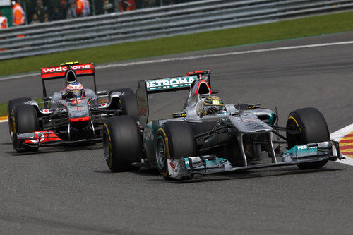 Jenson Button persigue a Michael Schumacher en el GP de Bélgica 2011