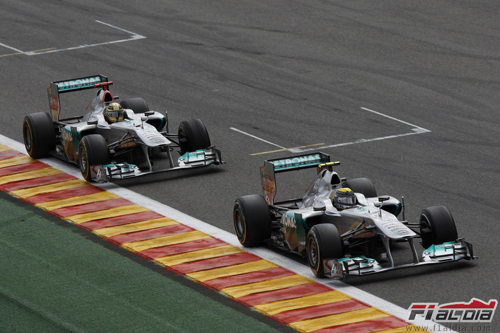 Los dos Mercedes luchan en la pista de Spa