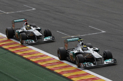 Los dos Mercedes luchan en la pista de Spa