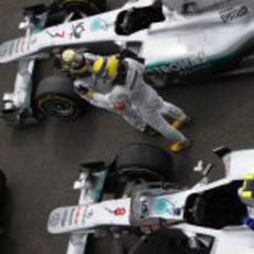 Schumacher y Rosberg se saludan tras la carrera de Bélgica 2011