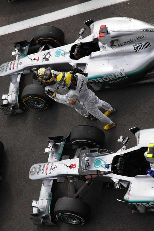 Schumacher y Rosberg se saludan tras la carrera de Bélgica 2011