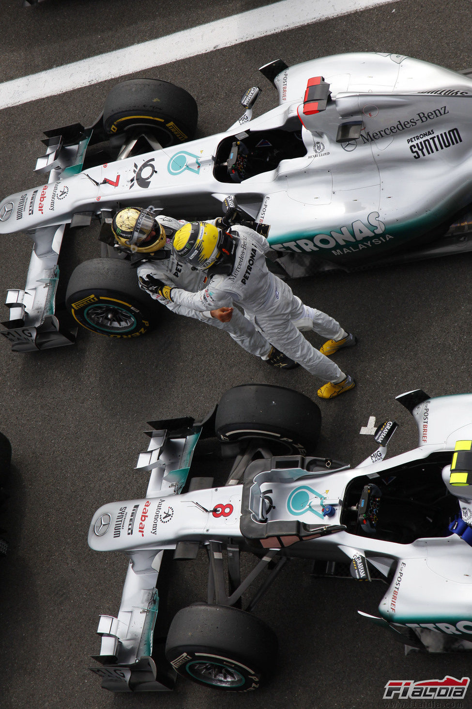 Schumacher y Rosberg se saludan tras la carrera de Bélgica 2011