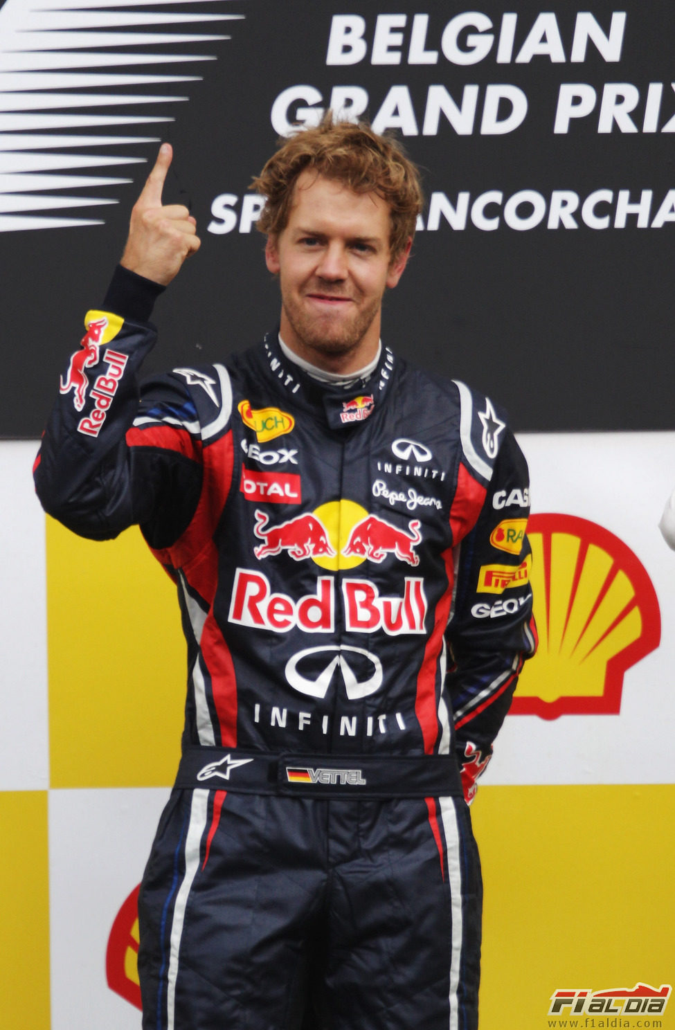 Vettel levanta su dedo de nuevo en Bélgica 2011