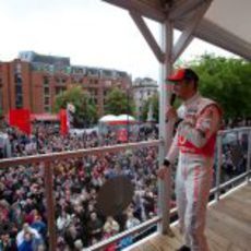 Jenson Button ante la multitud de Manchester