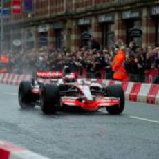 Jenson Button a los mandos del MP4-23 en Manchester