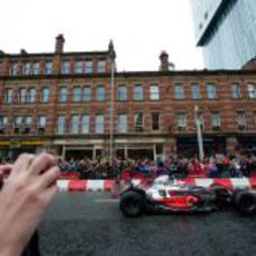 La gente de Manchester fotografía al McLaren de Button