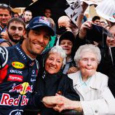 Mark Webber se divierte con las aficionadas más veteranas