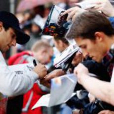 Daniel Ricciardo firma autógrafos en la Speed Jam