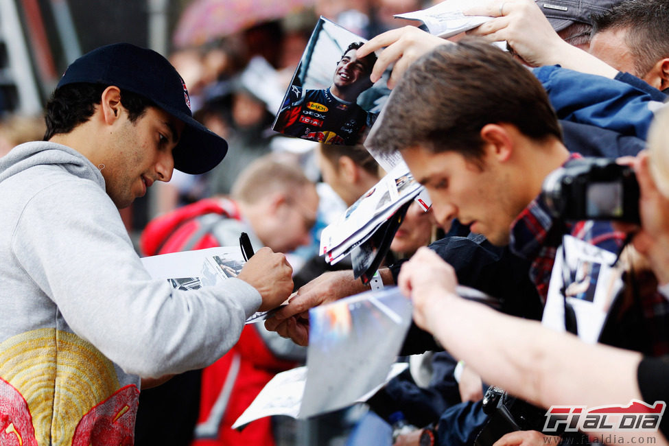 Daniel Ricciardo firma autógrafos en la Speed Jam