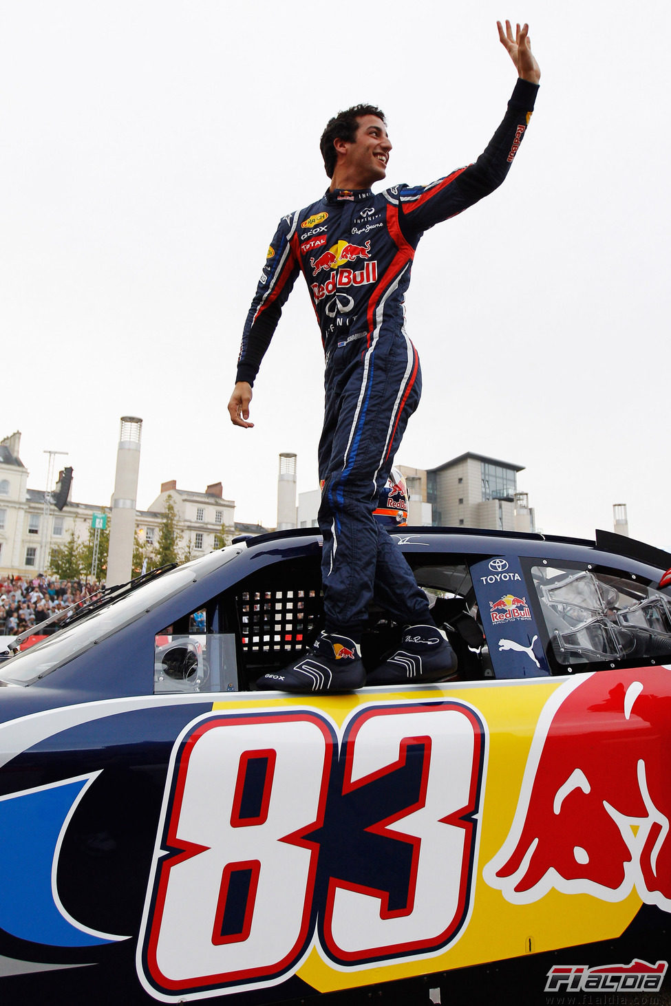 Ricciardo en la Speed Jam encima del coche de la NASCAR