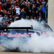 Daniel Ricciardo quema rueda con el coche de la NASCAR en la Speed Jam