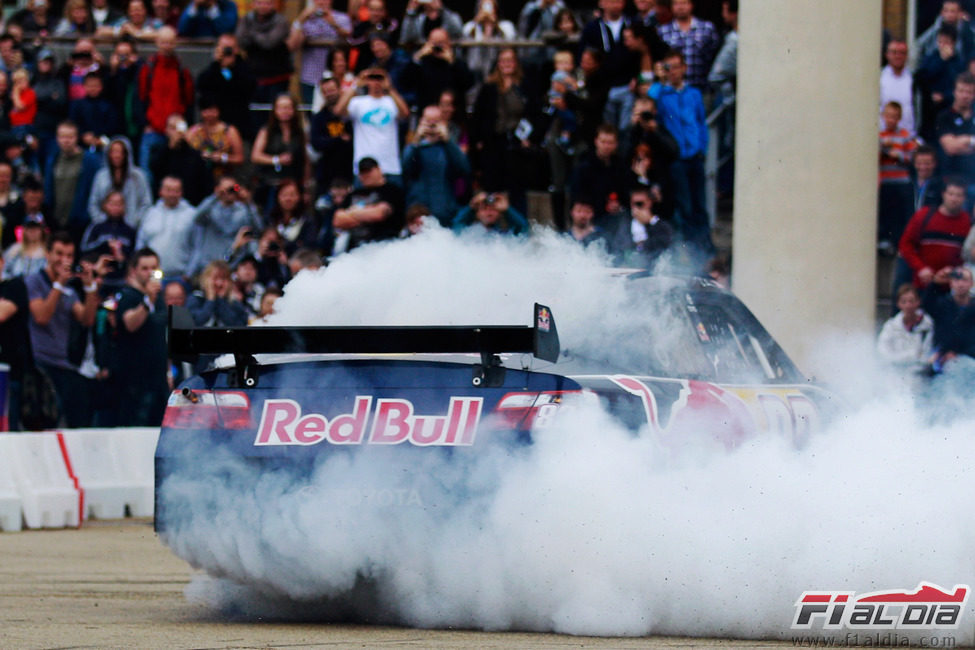 Daniel Ricciardo quema rueda con el coche de la NASCAR en la Speed Jam