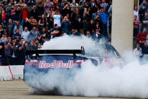 Daniel Ricciardo quema rueda con el coche de la NASCAR en la Speed Jam