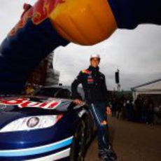 Ricciardo posa con el coche de la NASCAR en la Speed Jam 2011