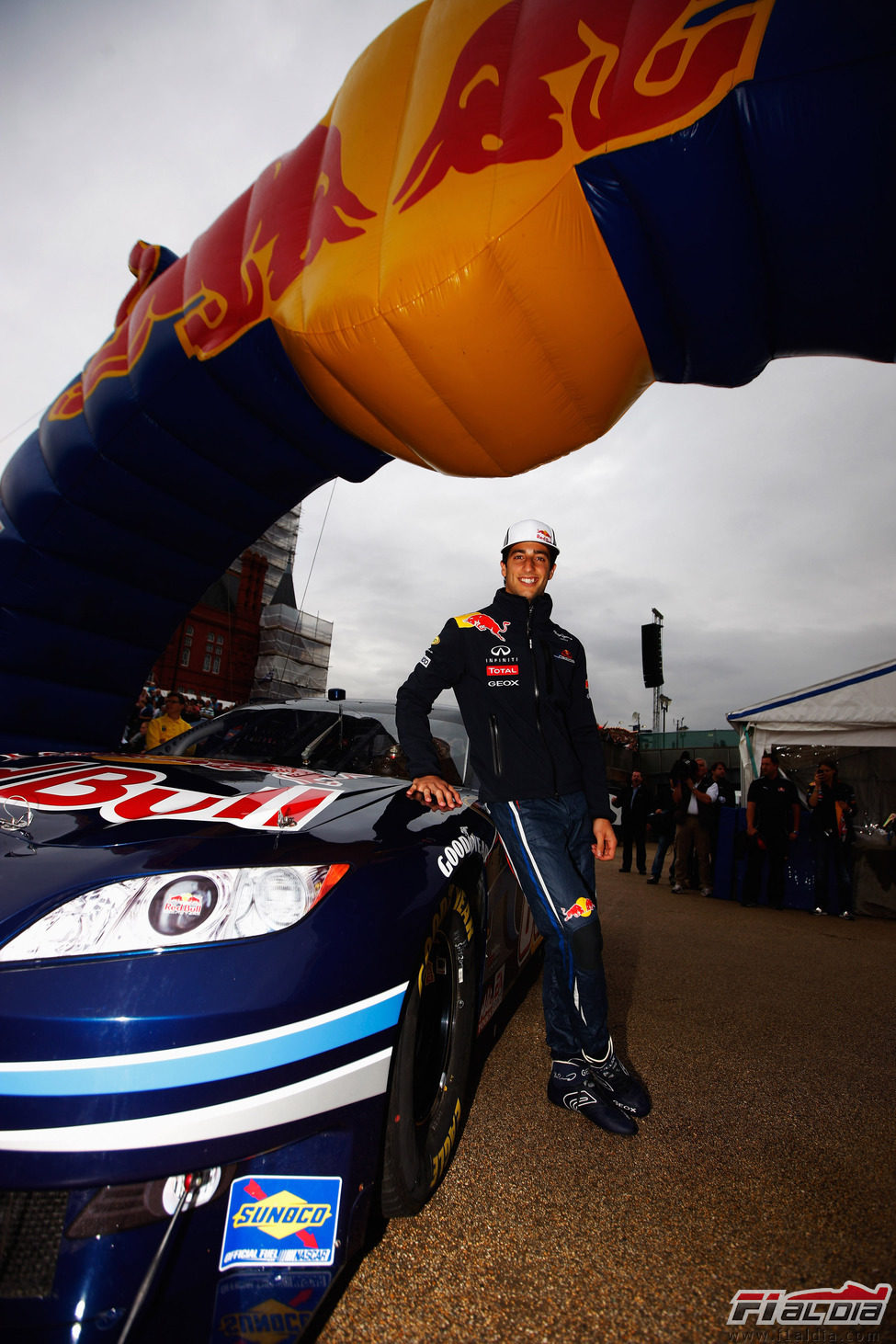 Ricciardo posa con el coche de la NASCAR en la Speed Jam 2011