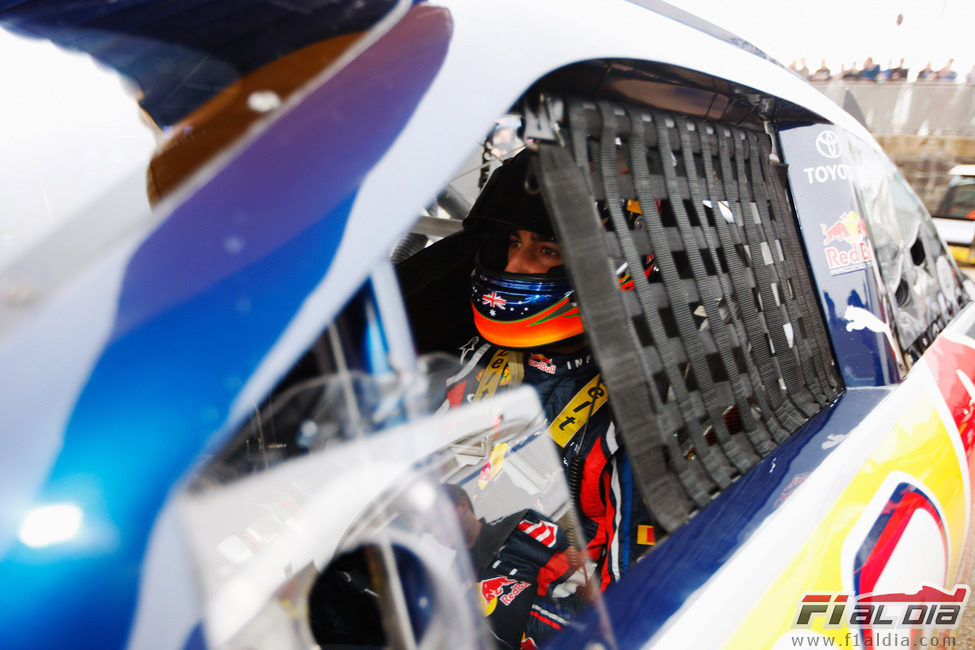 Daniel Ricciardo dentro del coche de la NASCAR