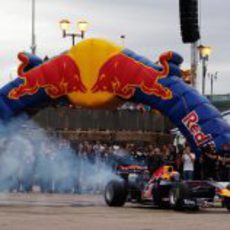 Webber quemando rueda con el RB5 en la Cardiff Bay