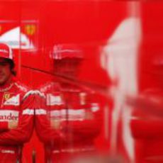 Fernando Alonso apoyado en el camión de Ferrari