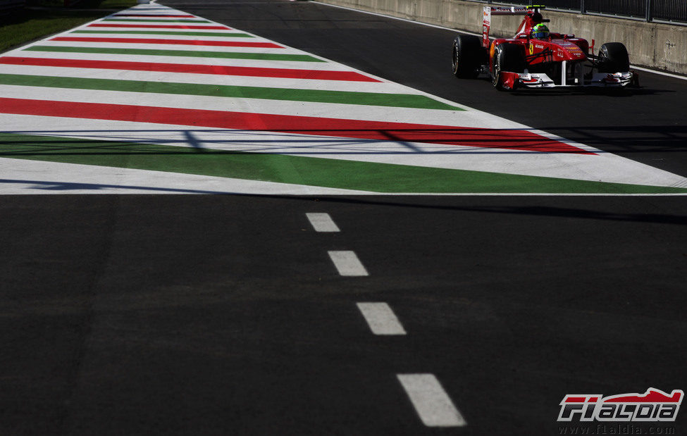 Felipe Massa sale de boxes en los entrenamientos libres de Italia